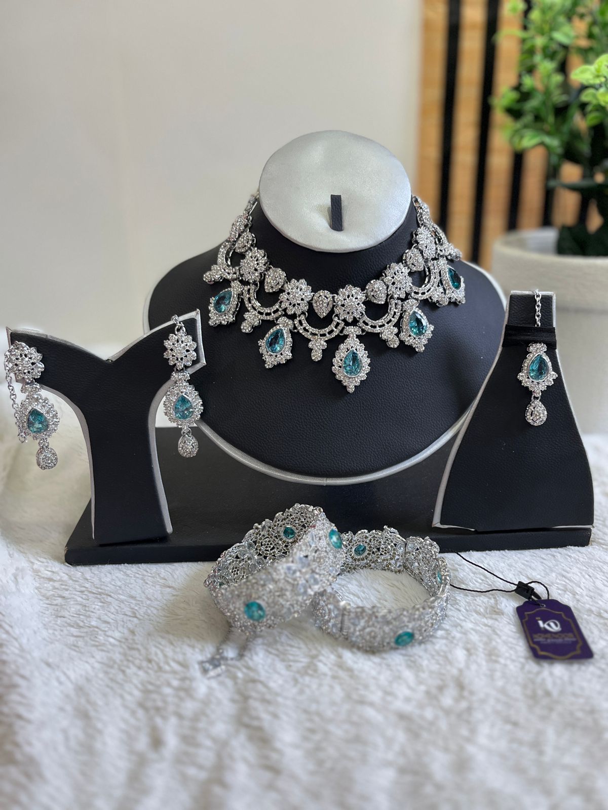 Floral zircon set with openable bangles