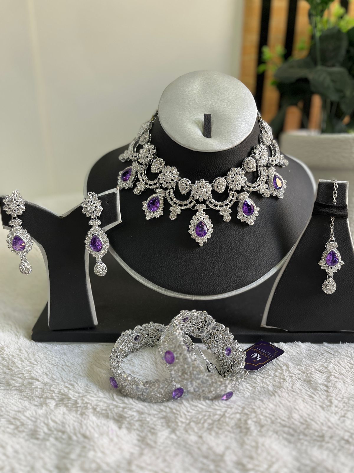 Floral zircon set with openable bangles