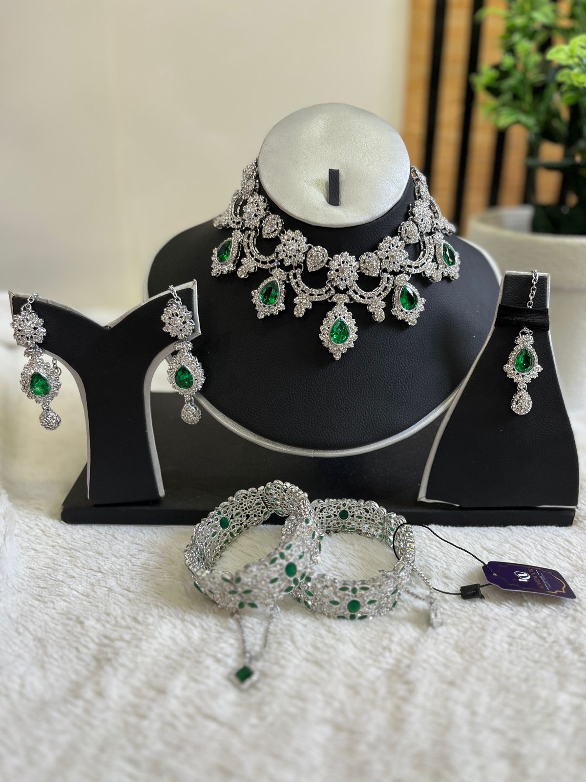 Floral zircon set with openable bangles