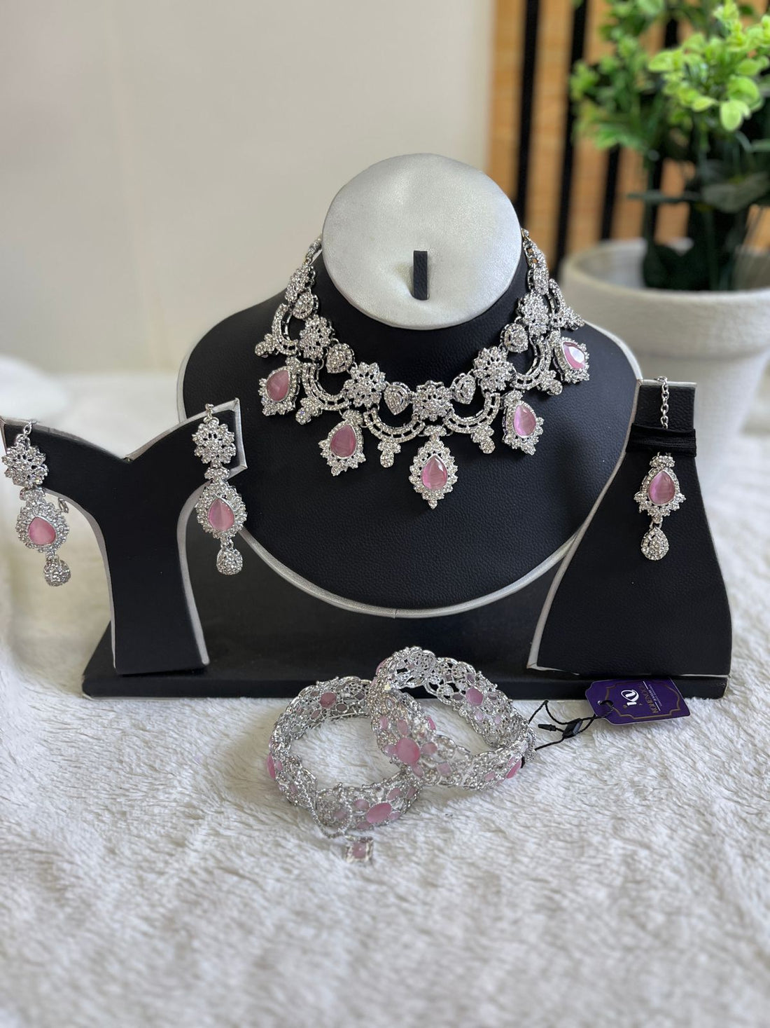 Floral zircon set with openable bangles