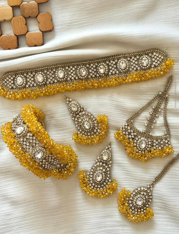 Gajra set with bangles (mehendi eddition)
