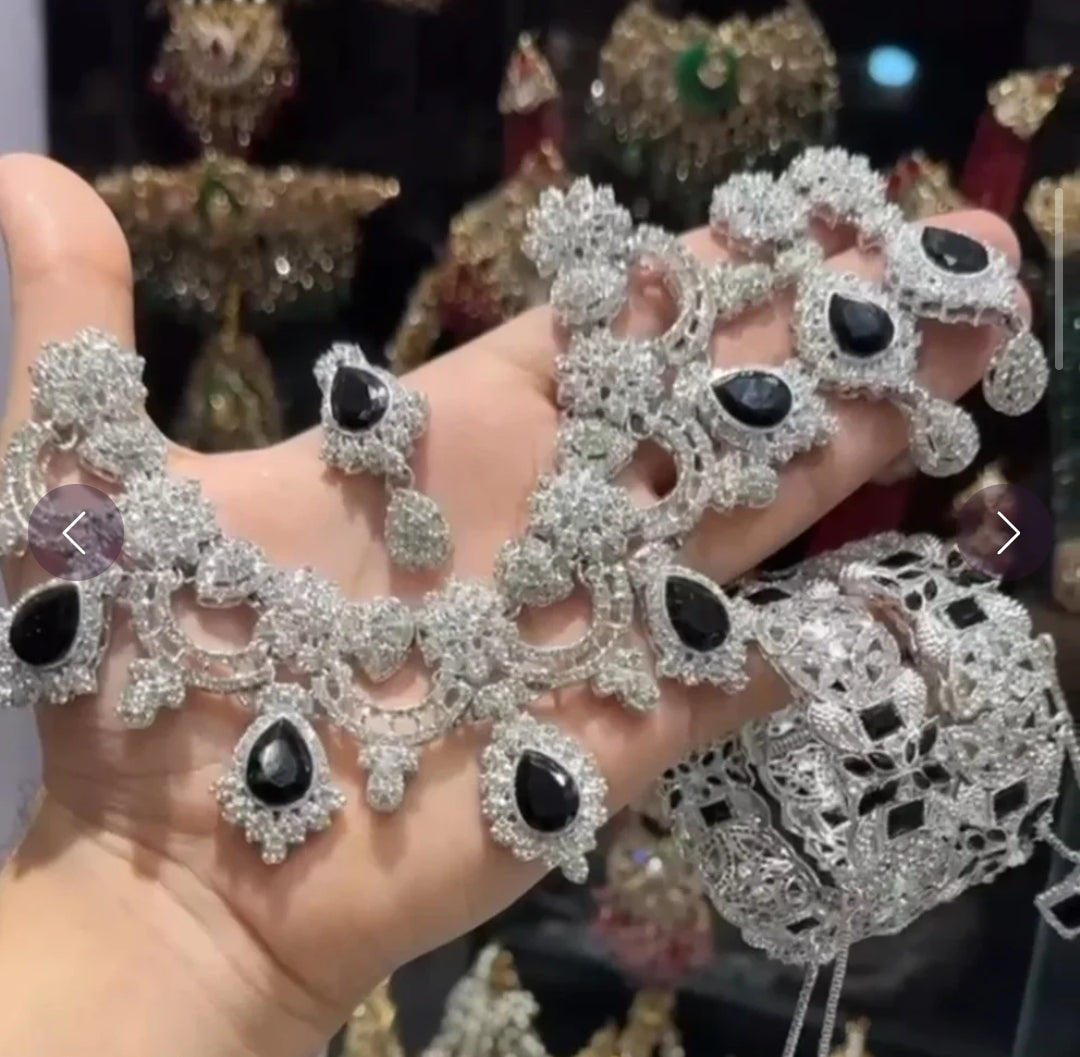 Floral zircon set with openable bangles