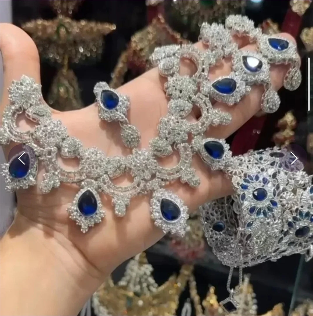 Floral zircon set with openable bangles